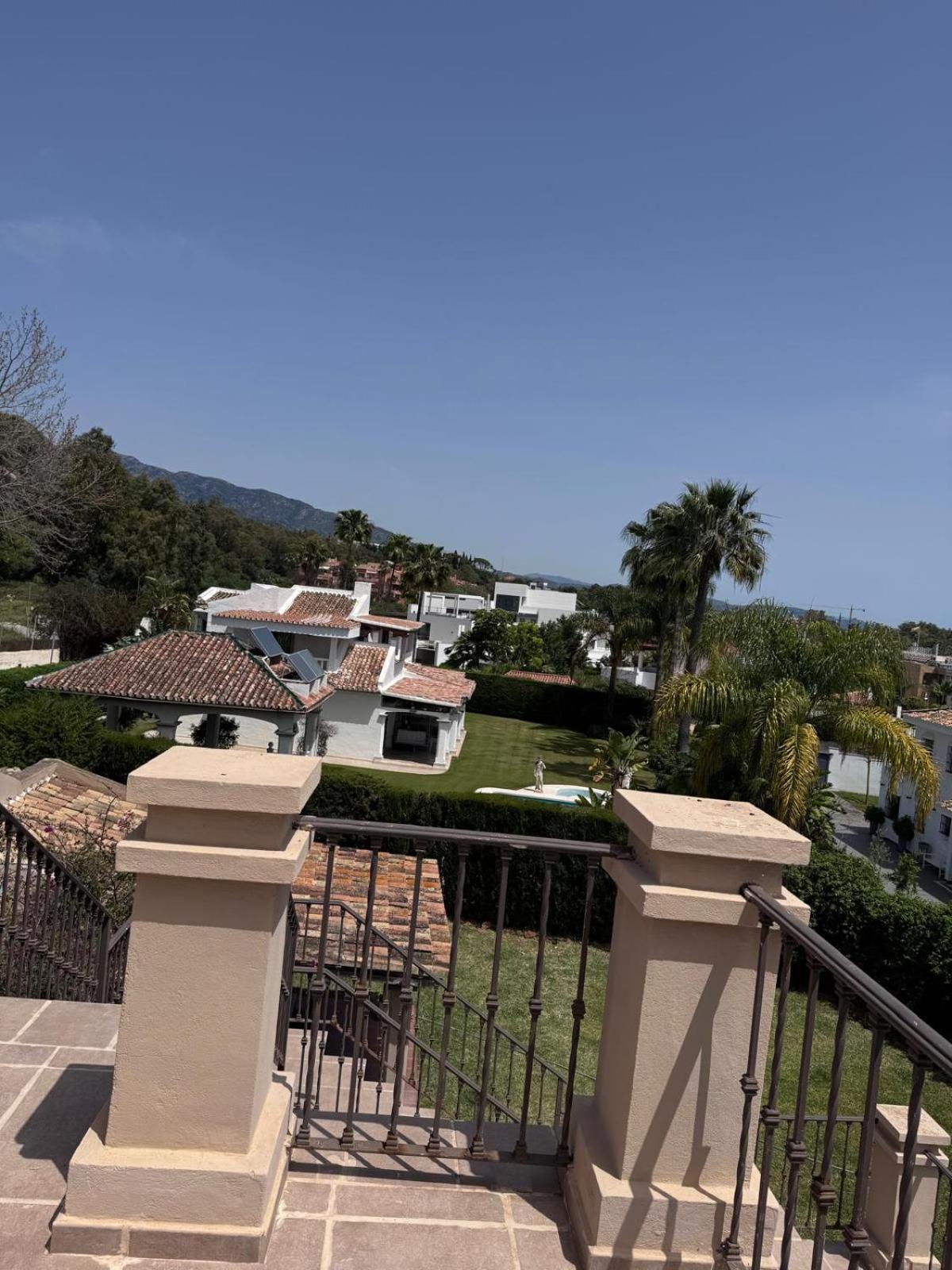 Casa Farah Golden Mile Coral Behind Aldi * Marbella